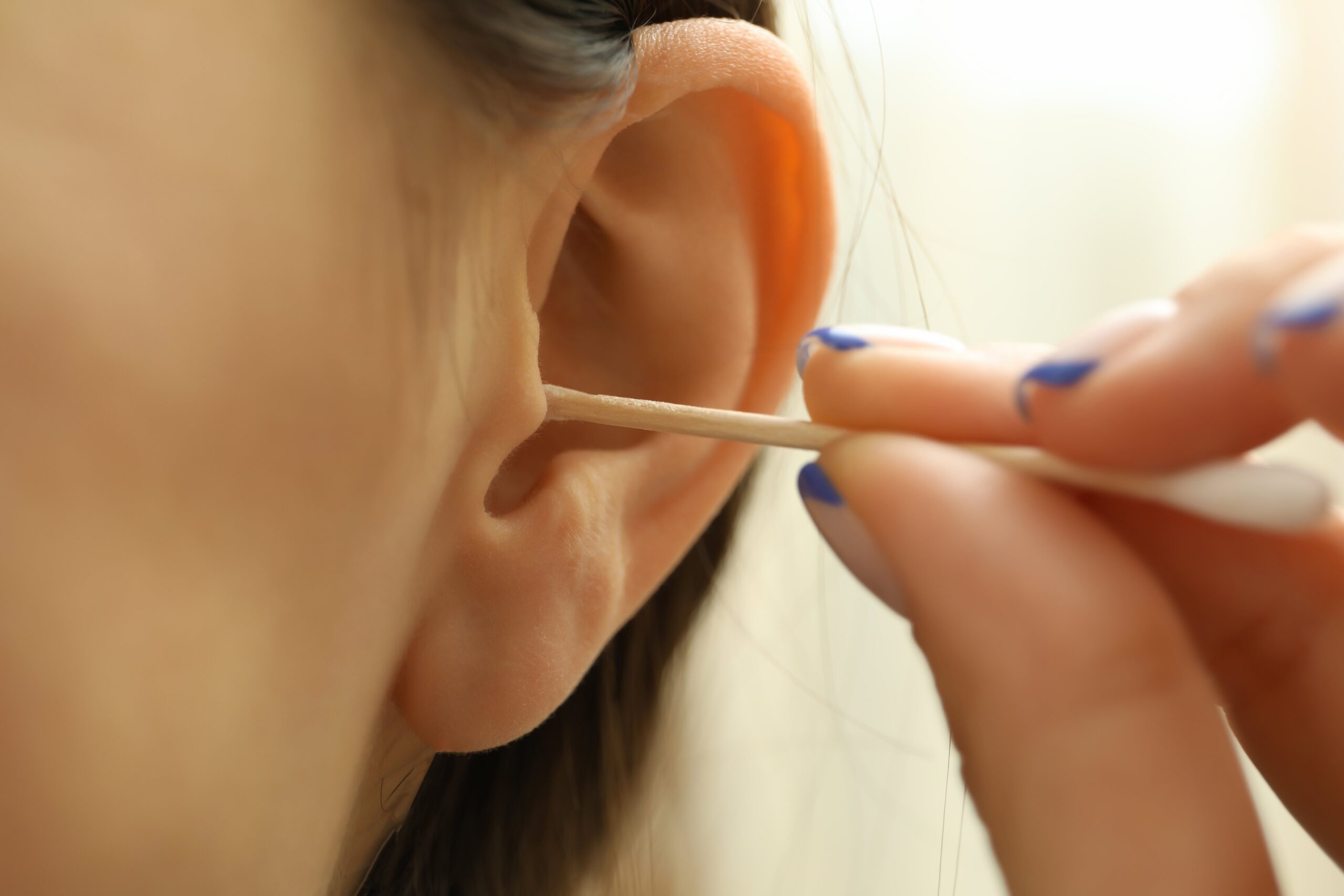 Mujer limpiado oído con hisopo